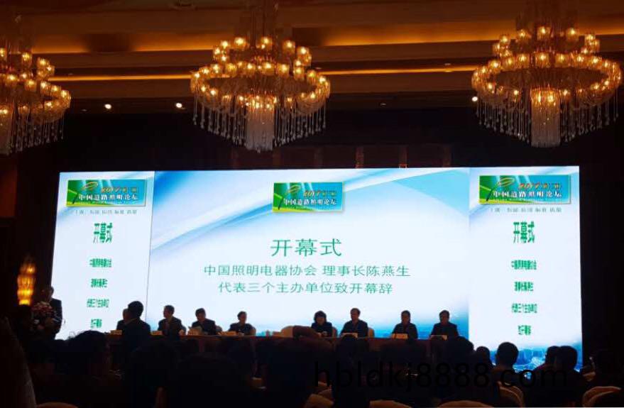 順(shun)舟(zhou)智(zhi)能智慧(hui)燈桿(gan)亮(liang)相(xiang)第(di)十(shi)三屆(jie)中國道(dao)路(lu)炤明(ming)論